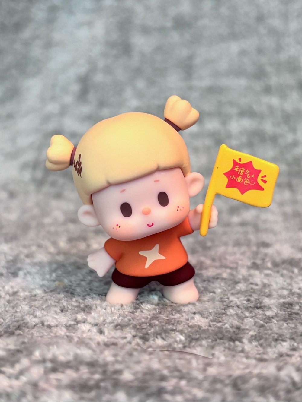 BUER Shaker Person Mini Bean series figure | blonde with yellow flag figure